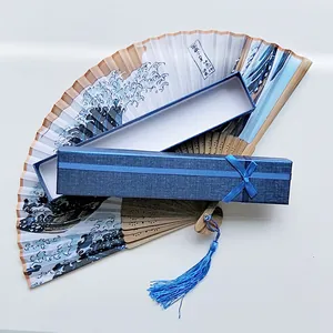 Vista detallada de abanico japonés tradicional con estampado Great Wave y caja de regalo