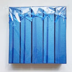Vista detallada de cinco elegantes cajas de regalo azules para abanicos con lazos decorativos
