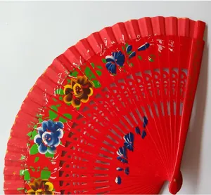 Detalle de los motivos florales pintados a mano en abanico de madera rojo español