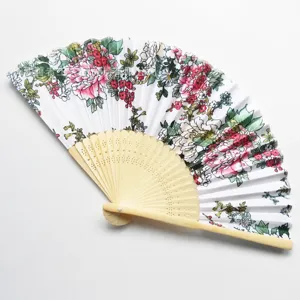 Détail d'un éventail traditionnel en soie orné de motifs de pivoines roses élégantes.