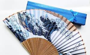 Vista detallada de un abanico plegable japonés de bambú con el diseño de La Gran Ola