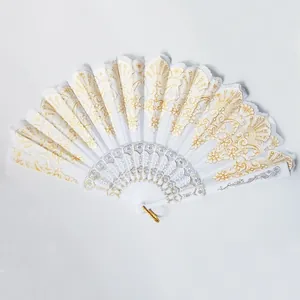 Elegante abanico plegable de encaje blanco con lujosos motivos florales dorados