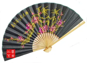Abanico de pared chino tradicional con patrón de flores de ciruelo pintado a mano