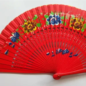 Abanico plegable de madera roja española pintado a mano con motivos florales.