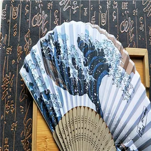 Vista detallada de un abanico japonés con estampado de la Gran Ola de Hokusai y bambú