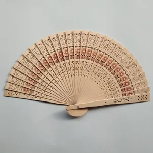 Vista detallada de motivos florales pintados a mano en un abanico plegable de madera