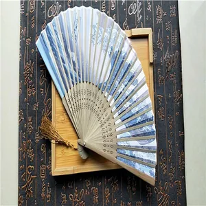 Detalle de abanico japonés de la Gran Ola con varillas de bambú y borla amarilla