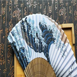 Vista macro detallada del patrón de la Gran Ola de Hokusai en un abanico de bambú de calidad