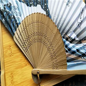 Primer plano de abanico japonés con varillas de bambú y diseño de la Gran Ola de Kanagawa