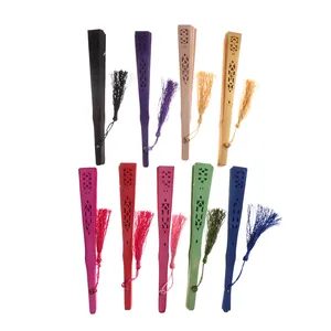 Abanicos plegables de madera tallada de colores con borlas de seda a juego variadas