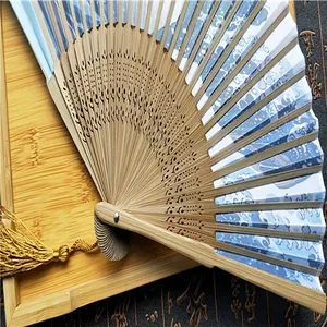 Primer plano de un abanico plegable japonés con el diseño de la Gran Ola de Kanagawa.