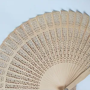 Elegante abanico plegable de madera clásico con intrincados detalles florales calados