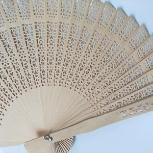 Abanico plegable de madera clásico y elegante con patrones florales calados