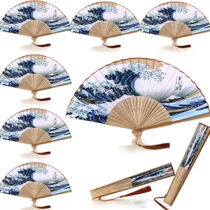 Elegante abanico plegable de bambú de estilo japonés con el diseño de La Gran Ola