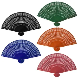 Set de cinco abanicos plegables de madera perforada de colores para decoración.