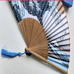 Detalle del abanico plegable La Gran Ola de Kanagawa con varillas de bambú y borla