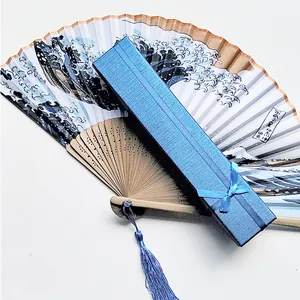 Abanico plegable de bambú La Gran Ola de Kanagawa con elegante caja de regalo azul