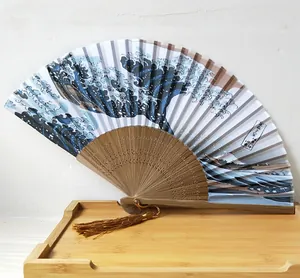 Abanico japonés plegable con estampado Gran Ola de Kanagawa y varillas de bambú