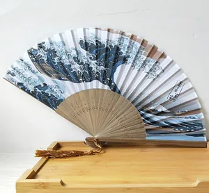 Detalle de abanico japonés con estampado de la Gran Ola de Kanagawa y bambú