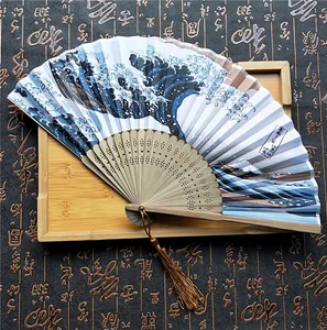 Detalle de un abanico japonés con el diseño de la Gran Ola y varillas de bambú