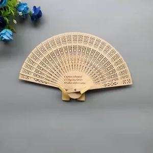 Detalle de abanico de madera calado con láser con grabado de aniversario personalizado