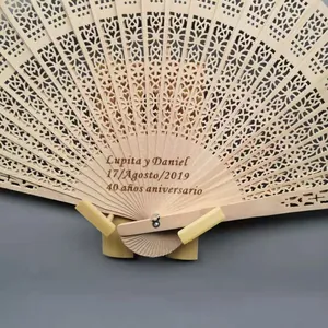 Vista detallada de un abanico de madera personalizado con grabado para el aniversario
