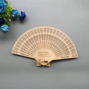 Detalle del grabado láser personalizado en un abanico de madera calada plegable
