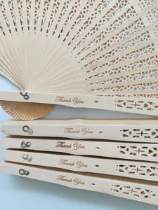 Detalle del grabado láser 'Thank You' en el mango de un abanico de madera para bodas