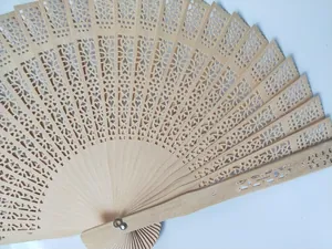 Vista detallada de un abanico plegable de madera con intrincados patrones florales