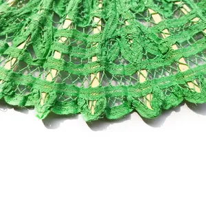 Elegante abanico plegable de encaje verde vintage con varillas de bambú de estilo corte