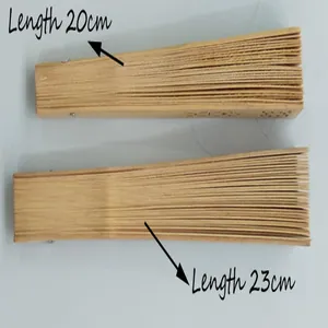 Vista detallada de dos abanicos de madera fragante con longitudes de 20 cm y 23 cm