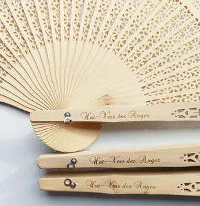 Vista detallada del grabado láser personalizado en abanicos de boda de madera natural