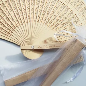 Elegante abanico de madera tallado a mano con grabados personalizados únicos