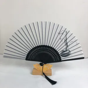 Vue détaillée d'un éventail chinois de 6 pouces avec peinture à l'encre et pompon