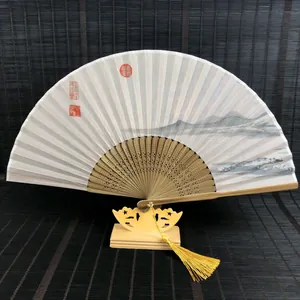 Éventail chinois traditionnel avec peinture à l'encre de paysage sur socle en bois