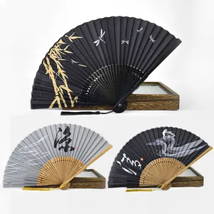 Détails d'éventails japonais avec côtes en bambou et motifs de lavis à l'encre.