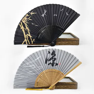 Élégants éventails pliants de style japonais avec des côtes en bambou et des motifs d'encre.