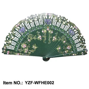 Elegante abanico de danza española con flores y corazones violetas sobre fondo verde