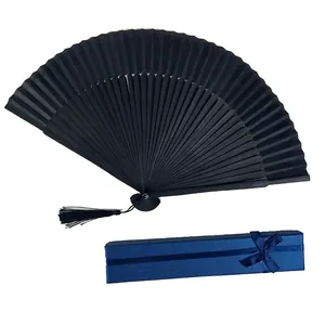 Detailansicht eines klassischen schwarzen Faltfächers mit eleganter blauer Geschenkbox