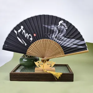 Vue détaillée d'un éventail japonais avec peinture à l'encre noire et calligraphie.