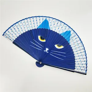 Detail van een blauwe Japanse vouwwaaier met een schattig cartoon kattengezichtje.