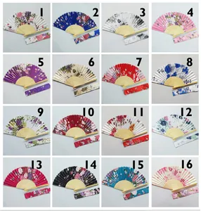 Vista de 16 estilos diferentes de abanicos plegables florales con fundas de tela a juego