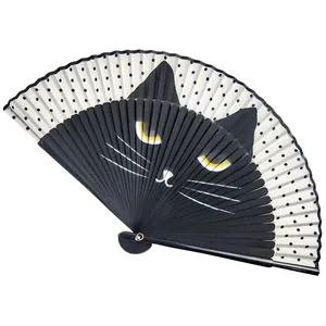 Detailopname van een Japanse vouwwaaier met een schattig ontwerp van een zwarte kat.