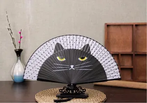 Prachtige Japanse vouwwaaier met een schattig zwart kattengezicht en een stippenpatroon