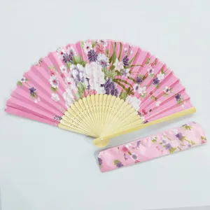 Detalle de abanico plegable japonés rosa con funda de satén con estampado floral