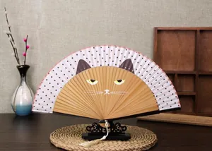 Gedetailleerd zicht op een Japanse vouwwaaier met een schattig cartoon kattenontwerp.