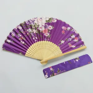 Abanico plegable japonés de satén púrpura con patrón de flores de cerezo y funda