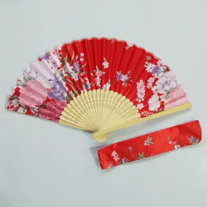 Abanico japonés de flores rojas con funda protectora de tela a juego