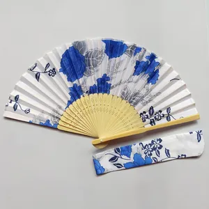 Abanico plegable japonés con flores y funda a juego en colores azul y blanco