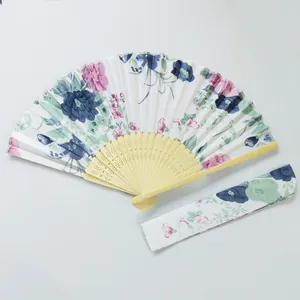Abanico plegable japonés de satén con estampado floral y funda protectora a juego